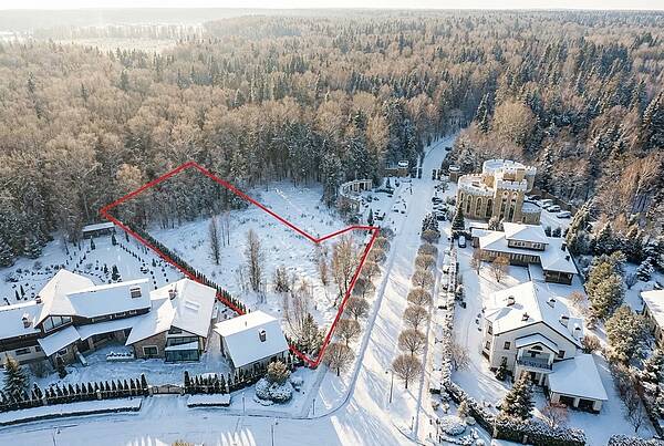 Загородный участок рядом с лесом 