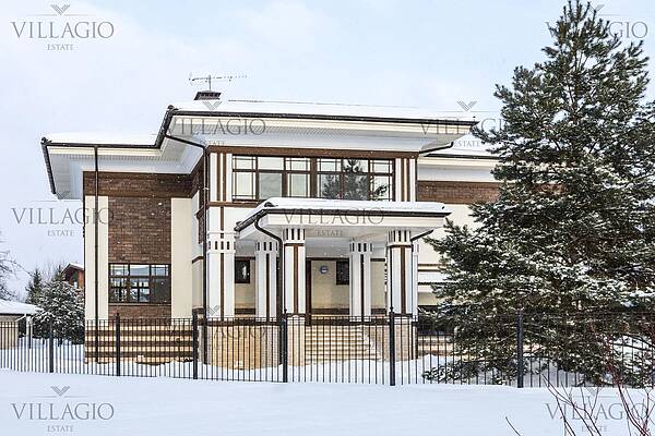 Дом рядом с двумя парками