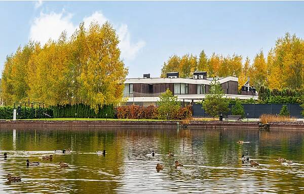 Villa Lake резиденция возле пруда в одном из лучших поселков на Новой Риге.