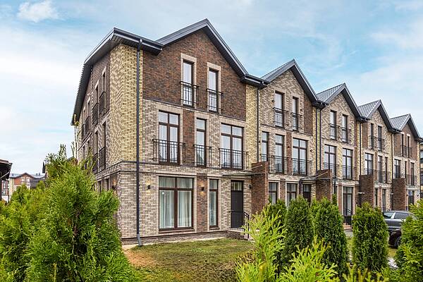 Торцевой таунхаус в центре поселка