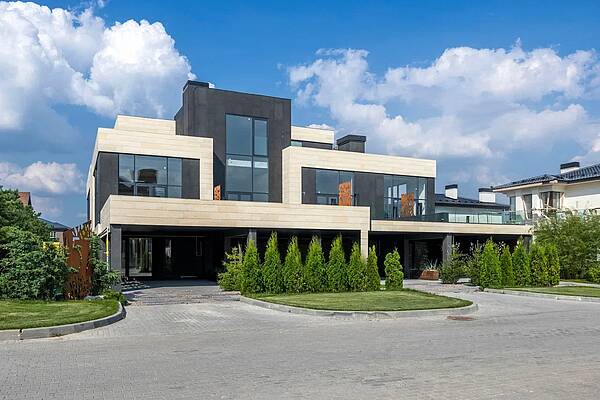 Угловой таунхаус с панорамным остеклением