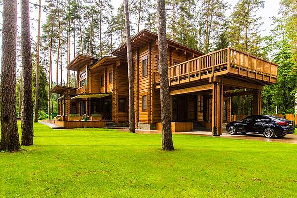Дом из дерева на лесном участке