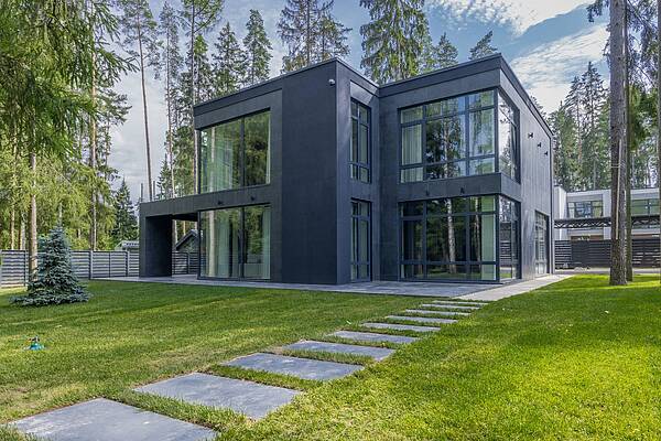 Современный дом в сосновом бору