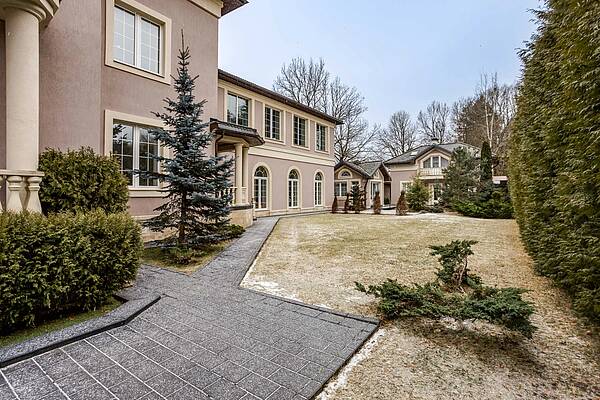 Просторный дом с бассейном