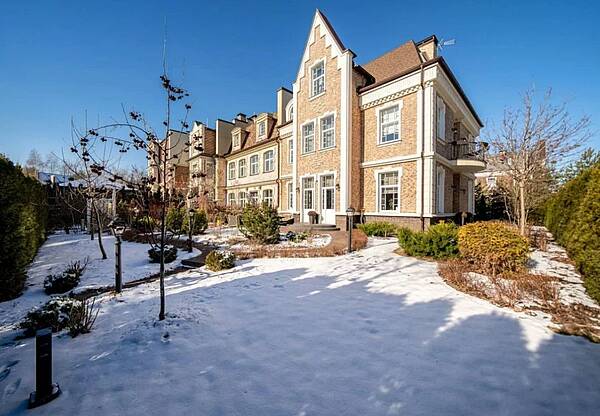 Уникальный по своему наполнению и дизайну угловой таунхаус