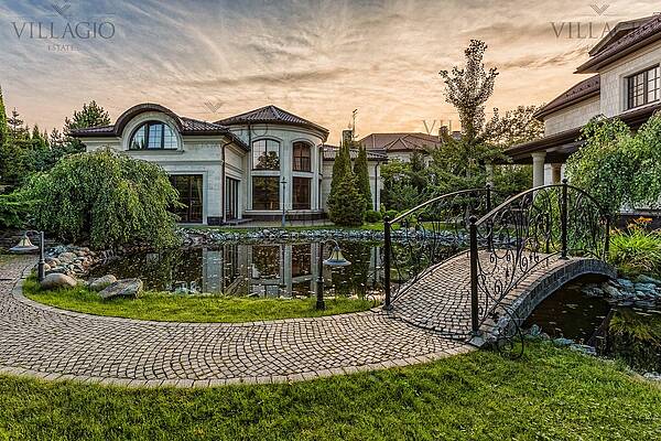 Дом напротив парка 