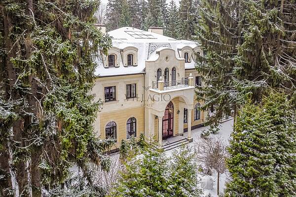 Просторный дом в классическом стиле с террасой