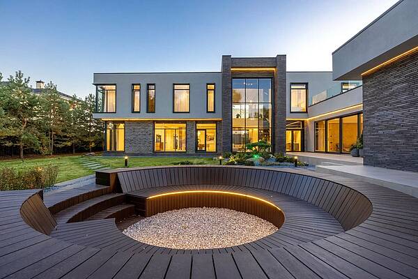 Современный дом рядом с озером