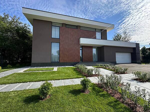 Современный дом со всеми удобствами в прекрасном месте.