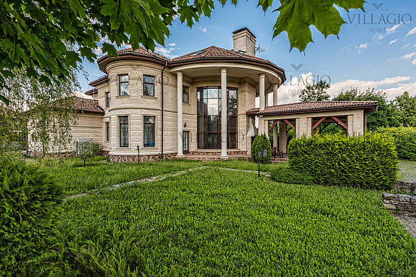 Дом с роскошной гостиной и spa-зоной