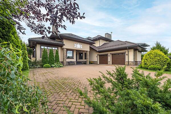 Дом между двумя озерами