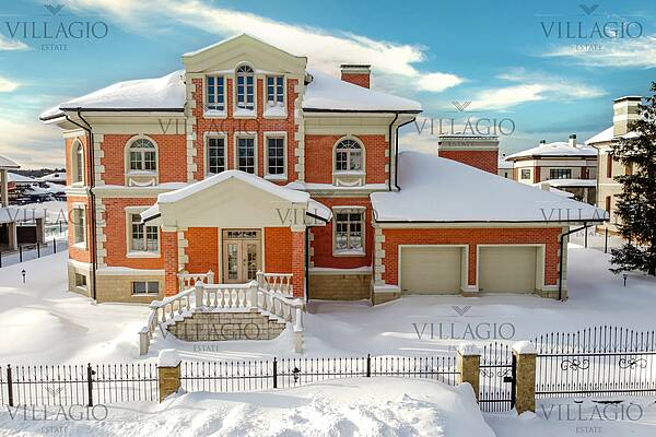 Просторная двухэтажная усадьба с бассейном