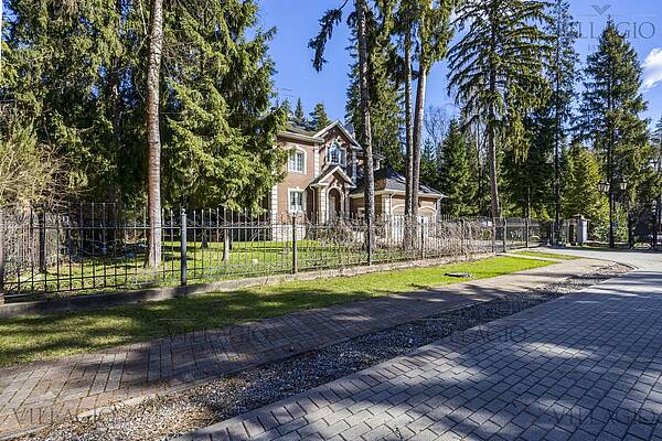 Загородный дом на лесном участке