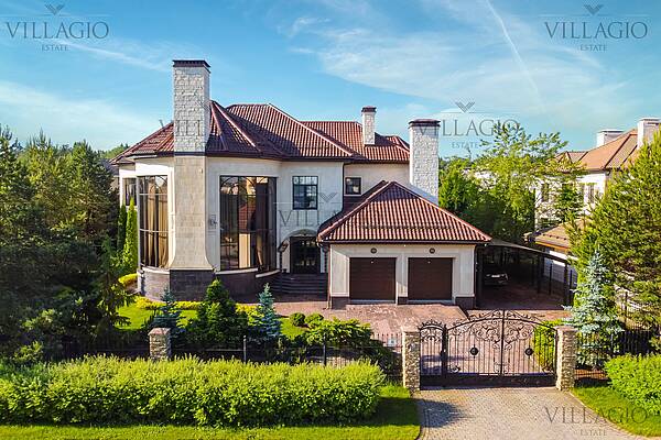 Дом напротив парка 