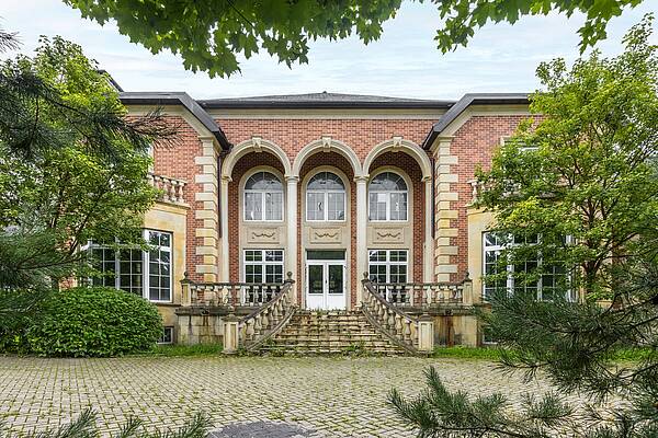 Дом в классическом стиле без отделки