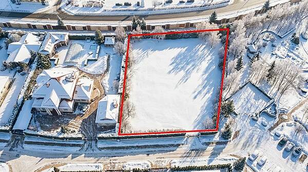 Участок у парка