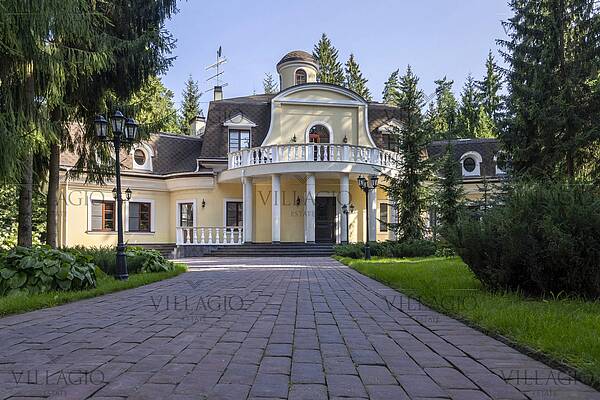 Особняк с бассейном на лесном участке в 50 соток