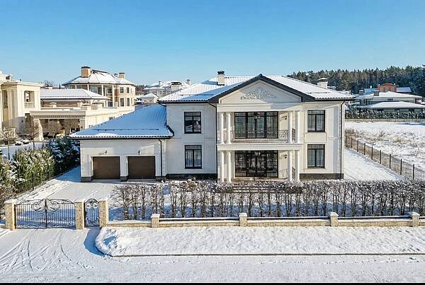 Современный дом с видом на лес