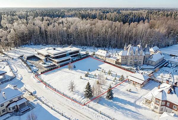 Участок рядом с лесом в центральной части Мэдисон Парк