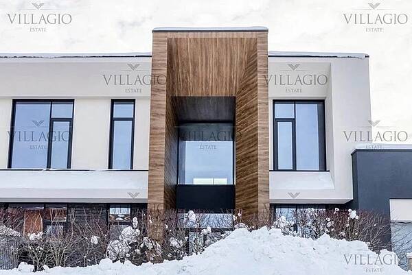 Современный дом с видом на озеро и парк