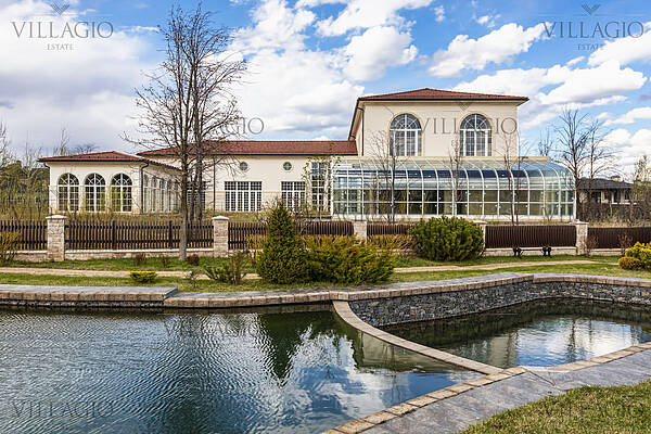 Резиденция с бассейном на берегу водного канала