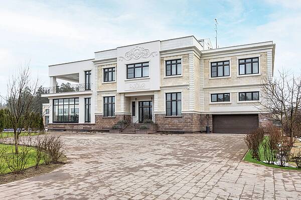 Классический дом с бассейнами