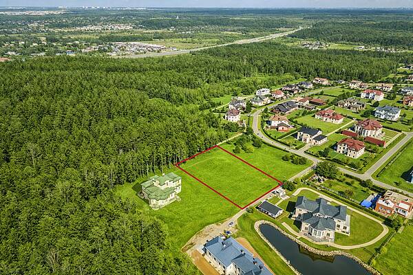 Участок с озером у леса