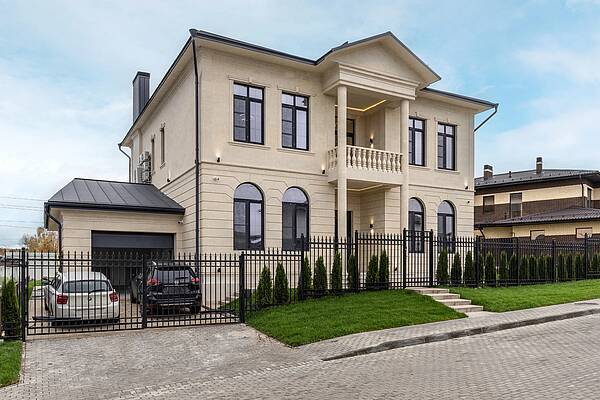 Классический особняк в центре поселка