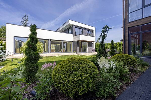 Современный дом в полностью готовой части посёлка