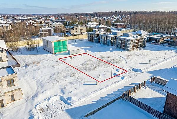 Участок в застроенной части поселка