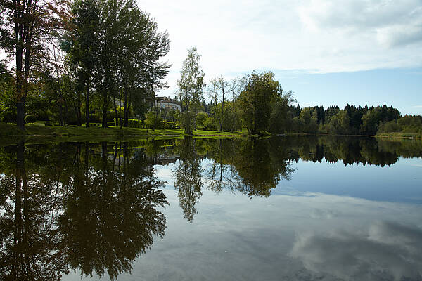 Вид на резиденцию с реки Беляна 