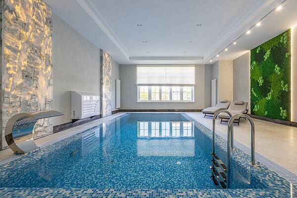 Загородный дом с бассейном 