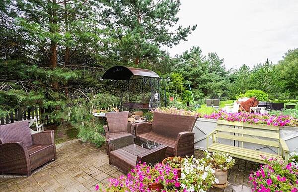 Светлый дом с камином