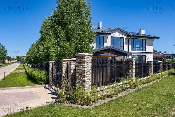 Дом рядом с парком и озером.