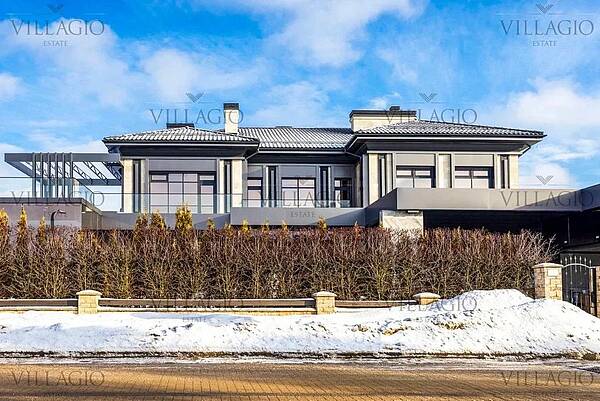 Дом рядом с парками.