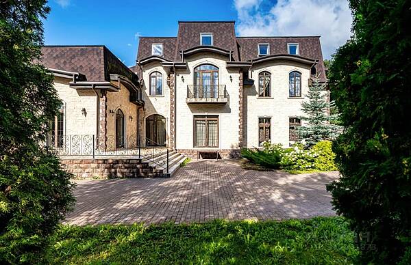 Дом с большим бассейном в Поречье