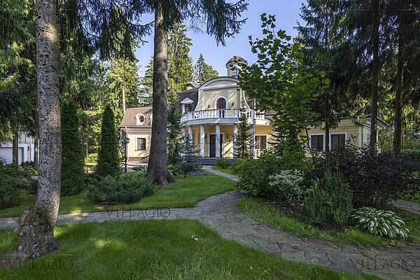 Особняк с бассейном на лесном участке в 50 соток