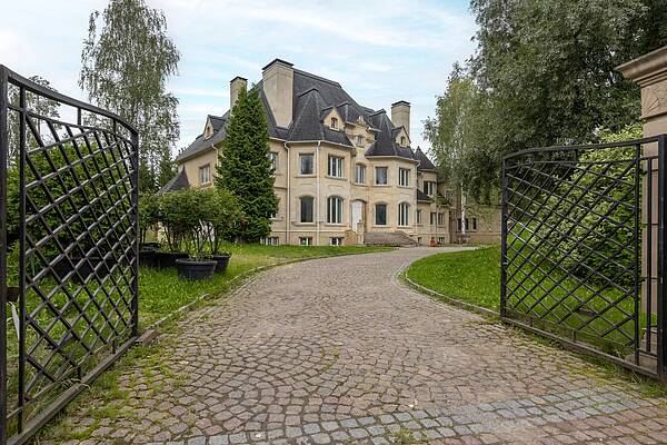 Дом в классическом стиле без отделки