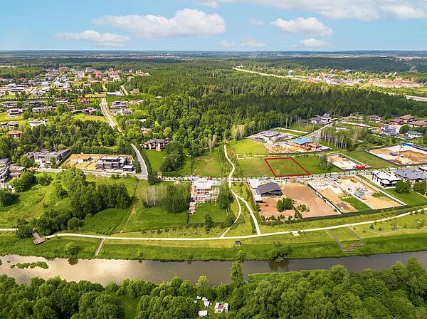 Участок у прогулочной зоны в  Crystal Istra 
