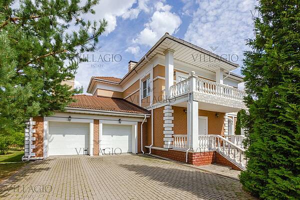 Стильный дом с большим садом 