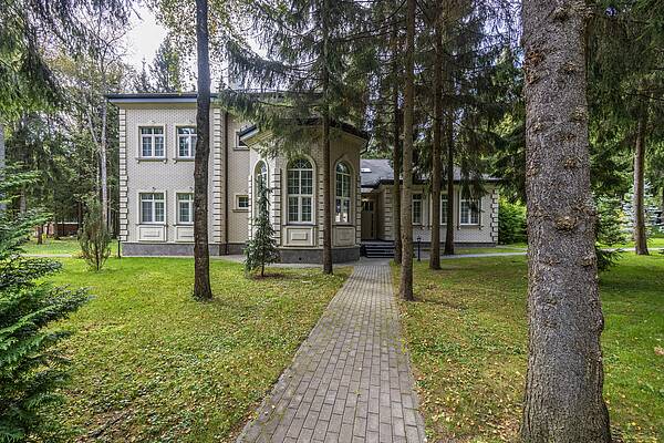 Дом на большом лесном участке