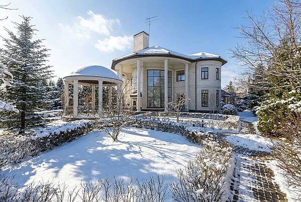 Особняк на берегу озера с пляжем