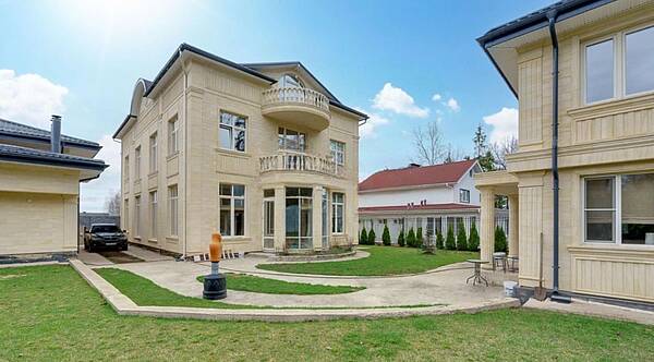 Резиденция с бассейном