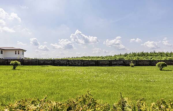Участок в приватной части поселка