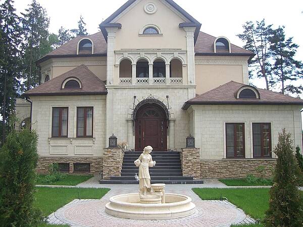 Классический дом на большом участке