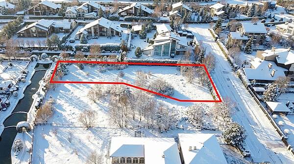 Участок рядом с каналом