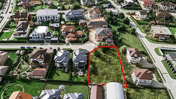 Земельный участок в застроенной части посёлка