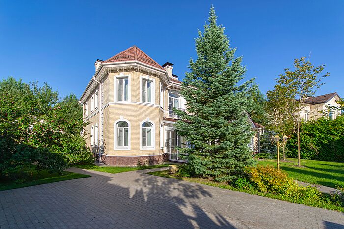 Уютный красивый дом у центрального пруда