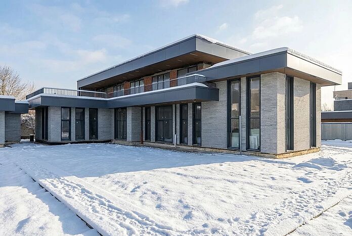 Современный дом с бассейном 