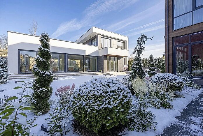 Современный дом в полностью готовой части посёлка